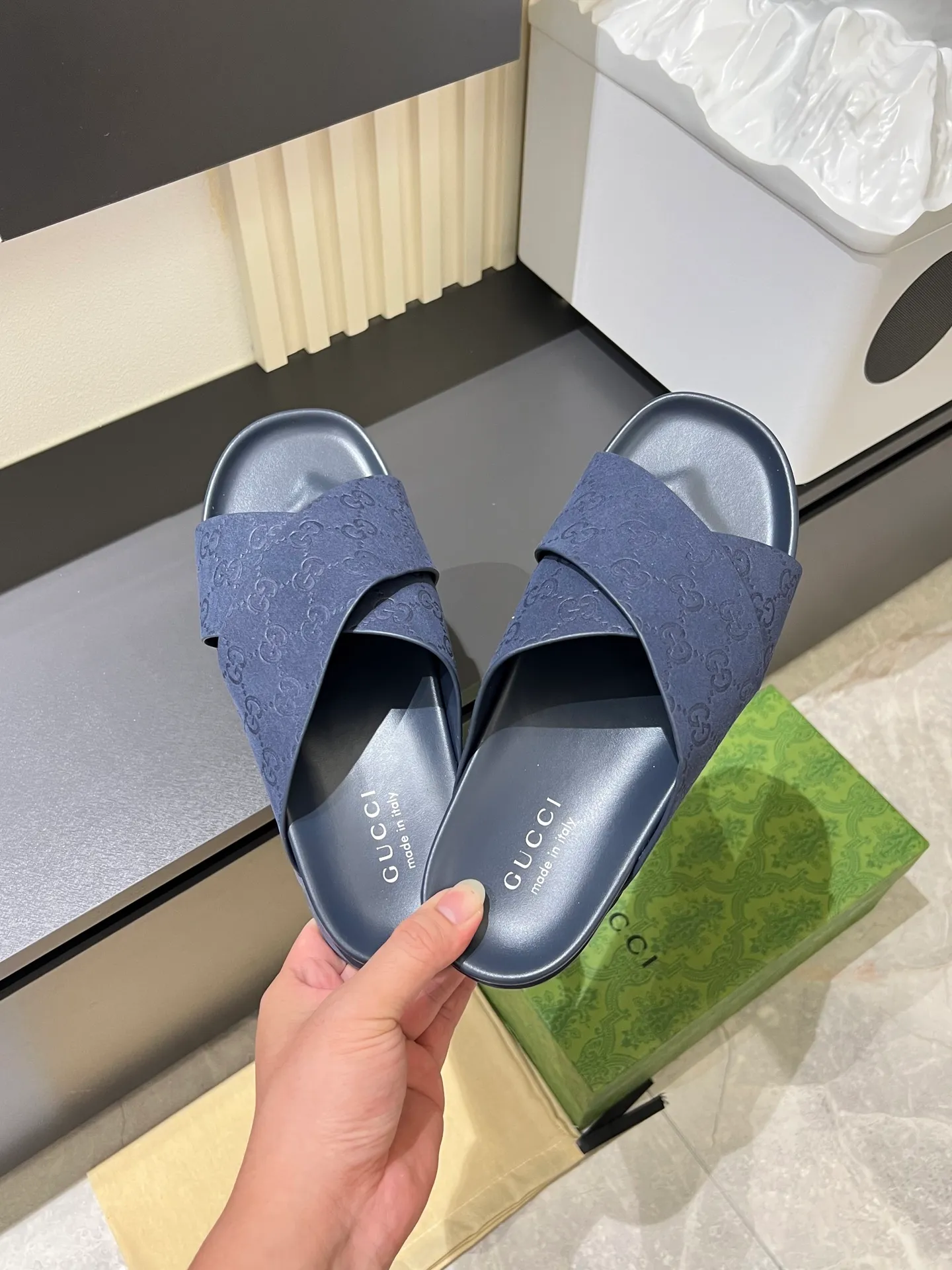 Men's Men's Shoes 💰p320 "GUCC＊" These slippers are made of GG polyester and feature a Gucci label on the front, adding a bold logo feel to the style. "Gucci Made in Italy" stamped label Rubber sole. Size 38-44
